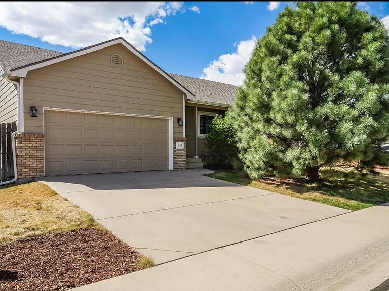 883 Emerald Dr — Photo 1