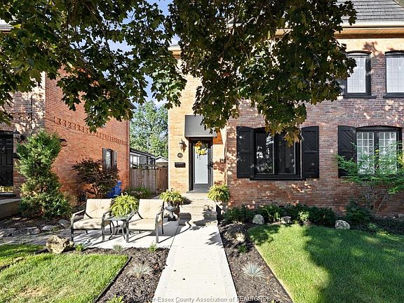 2nd image of 853 Monmouth Rd