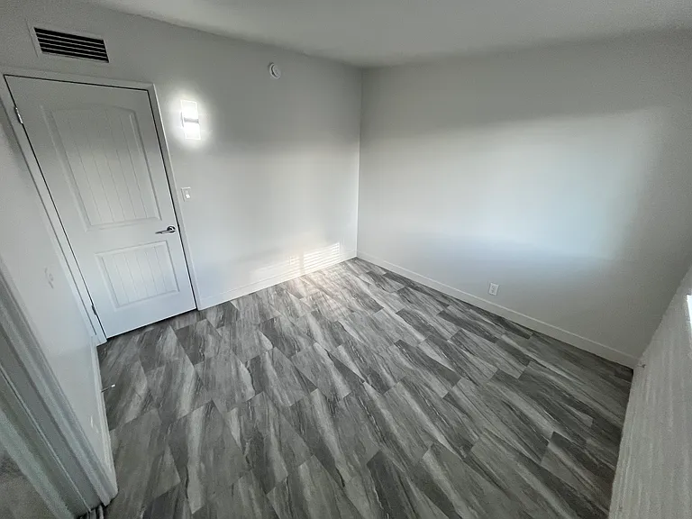 2933 N Euclid Ave — Photo 15
