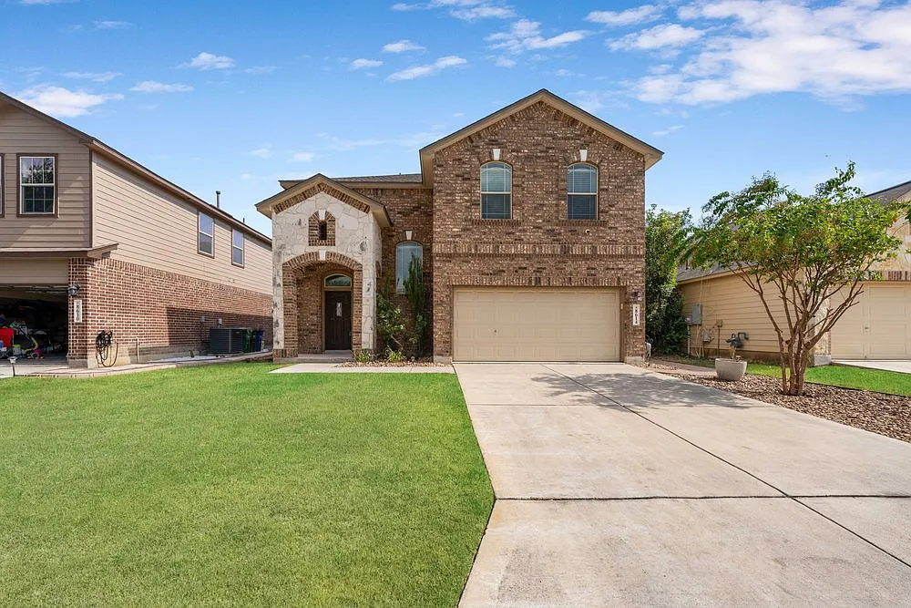 Spacious 3-Bed Home with Community Pool, Private Patio & Island Kitchen in San Antonio — Photo 1