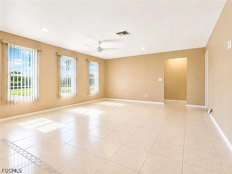 1326 SE 23rd Ter — Photo 3