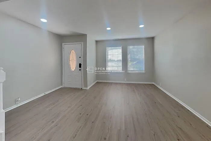 4 bed, 2.5 bath, 2562 sqft, $2,500 — Photo 3