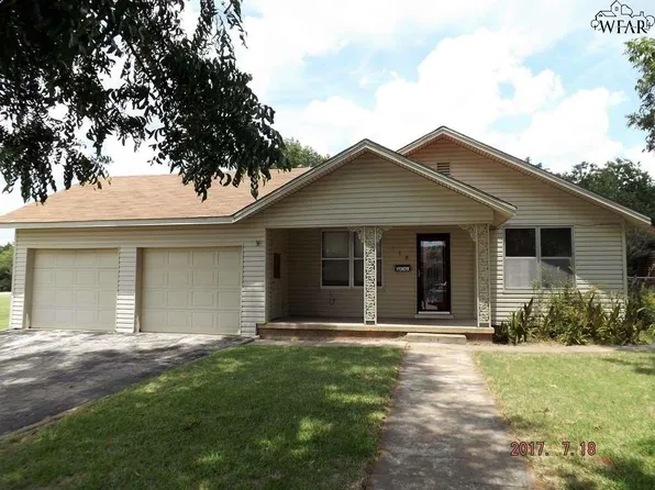916 W Ikard St, Henrietta, TX 76365