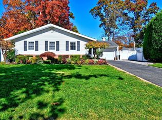 17 Cedarwood Ln, Commack, NY 11725