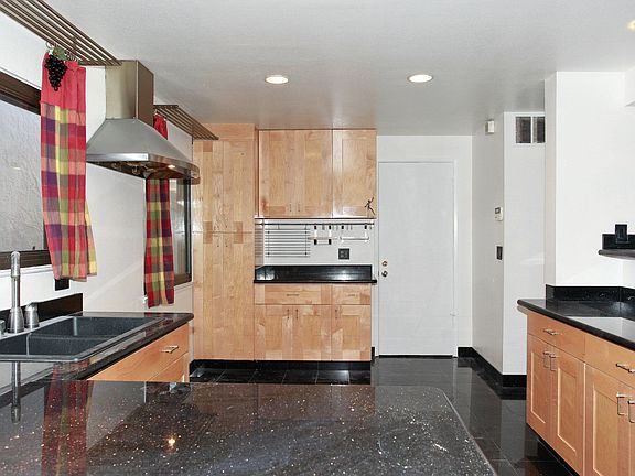 Kitchen ::267 Dennis Dr.