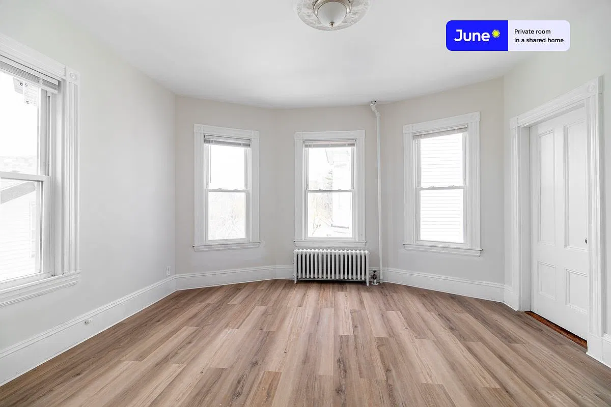 Queen bedroom in 3 bed/1 bath home in Fort Hill #1851 C — Photo 1