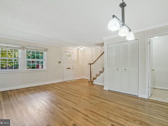 3rd image of 402 James Ct #41