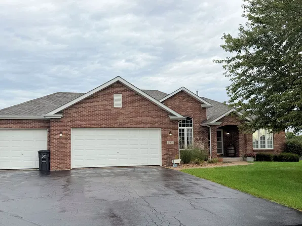 383 Red Fox Dr, Davis Junction, IL 61020