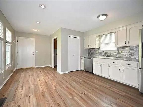 3rd image of 1102 Hampton Dr