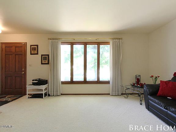 3rd image of 2022 Fawnwood Dr SE