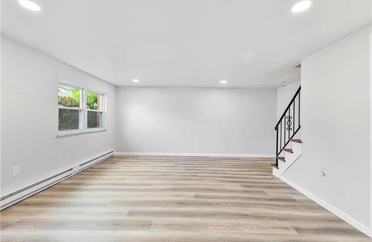 3 bed, 1360 sqft, $2,400 — Photo 1