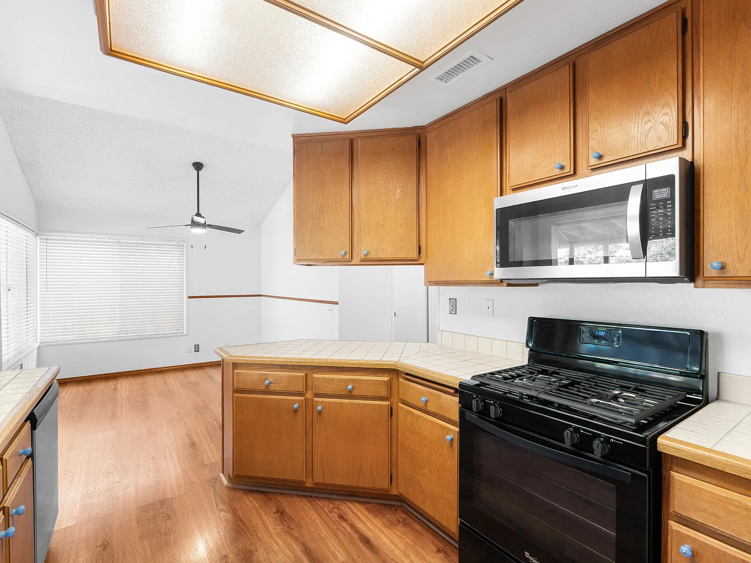 3 bed, 1208 sqft, $3,499 — Photo 4