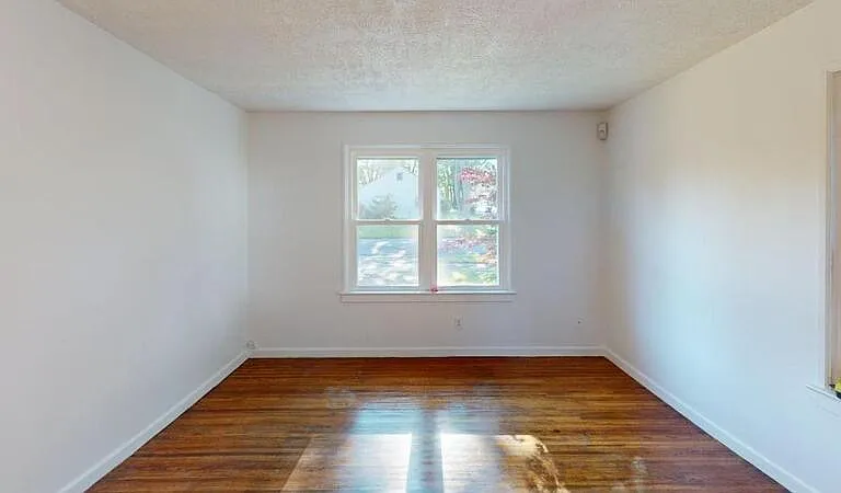 250 Mercer Ave — Photo 3