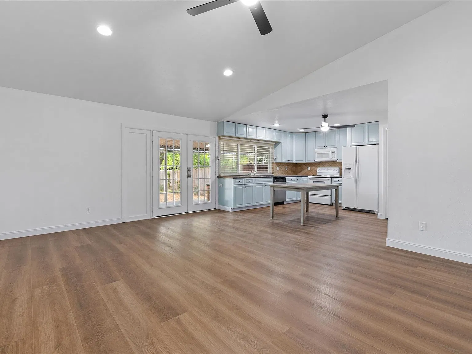 3 bed, 1400 sqft, $2,100 — Photo 4