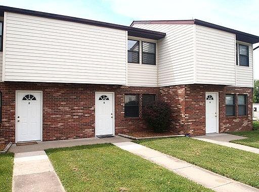 Eastland Townhomes - 830 E College Street, Carbondale
