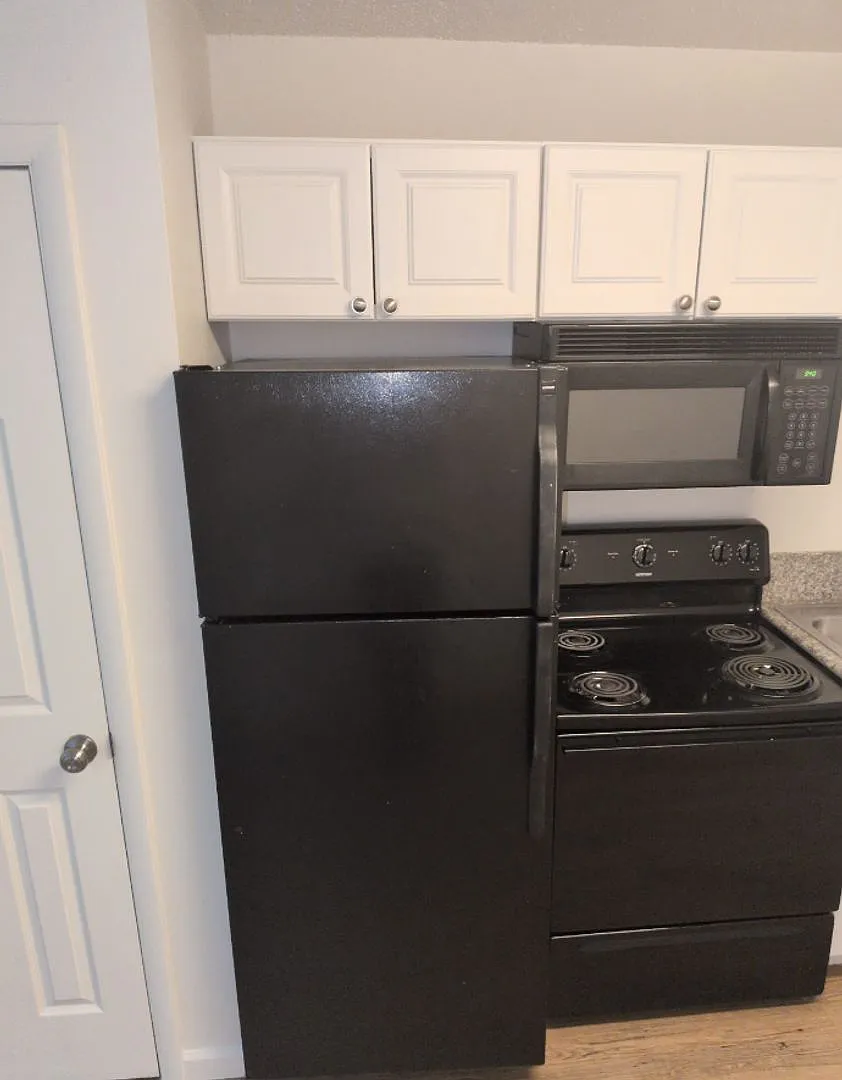 2-Bedroom Top Floor Apartment in Convenient Lakewood Location — Photo 1