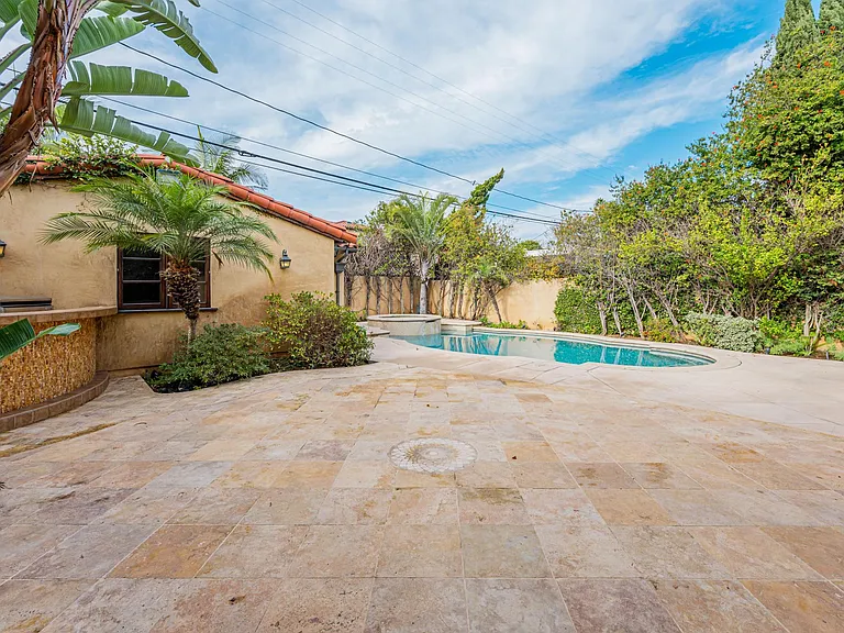 305 N Palm Dr — Photo 55