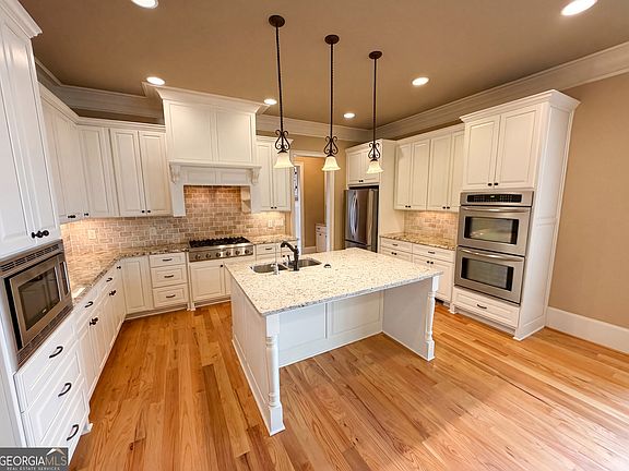 2nd image of 3250 Camellia Ln