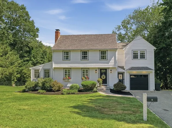 9 Tapley Rd, Lynnfield, MA 01940