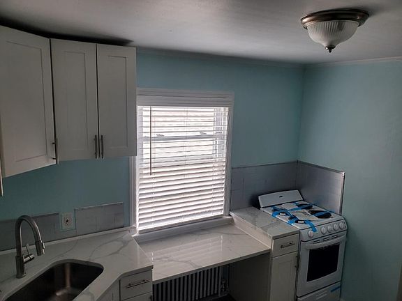 3rd image of 1070 Benmore Ave