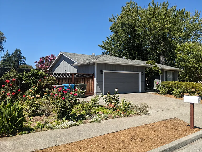 1827 Holiday St — Photo 1