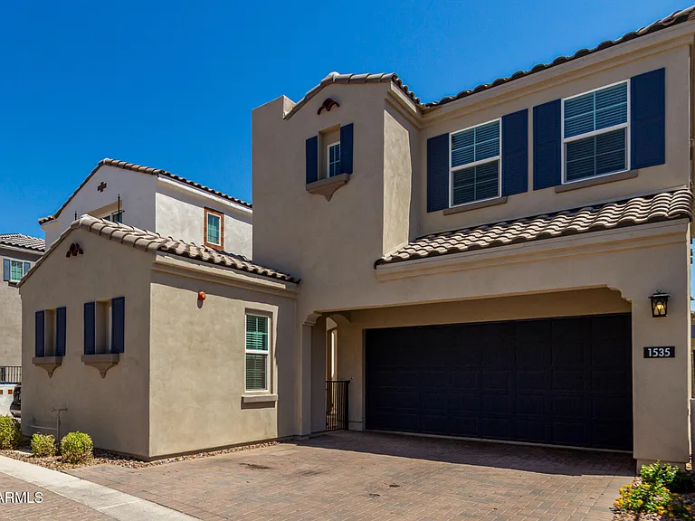 1535 E Dublin St — Photo 2