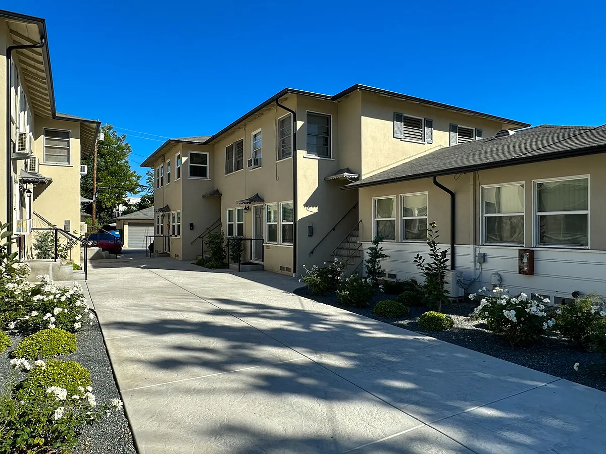 Building Photo - 32 N Marengo Ave