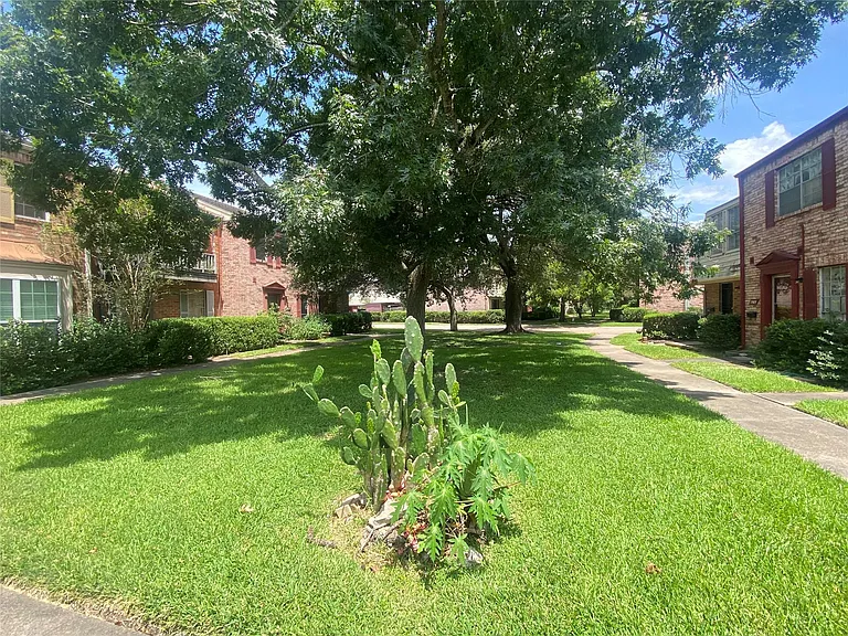 7913 Grove Ridge Dr — Photo 4