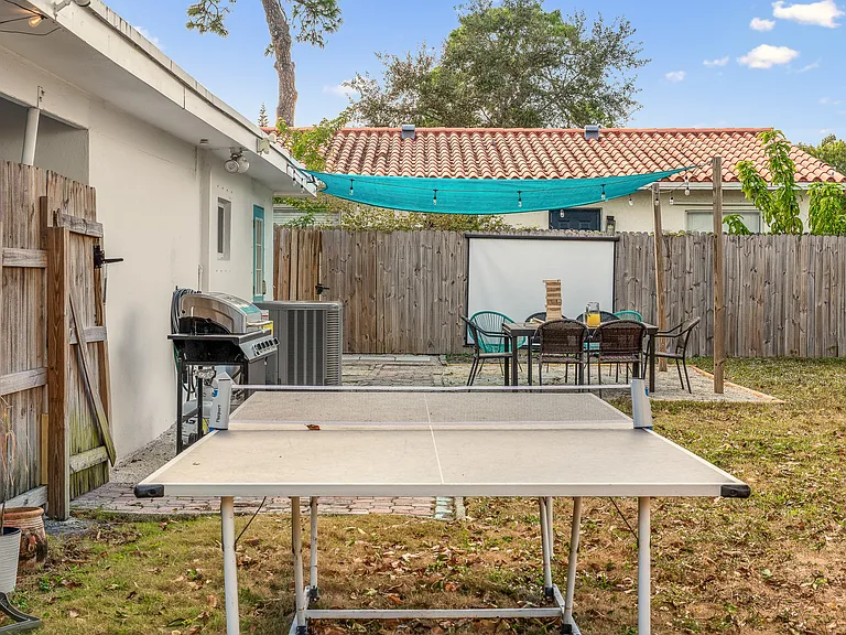 3961 NE 10th Ave — Photo 57