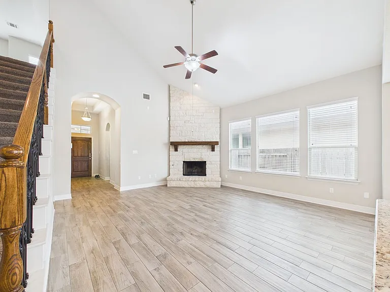105 Auburn Cv — Photo 16