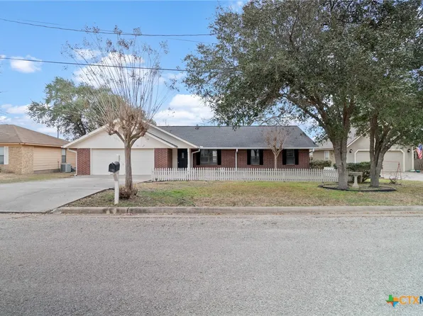 303 Turner St, Yoakum, TX 77995