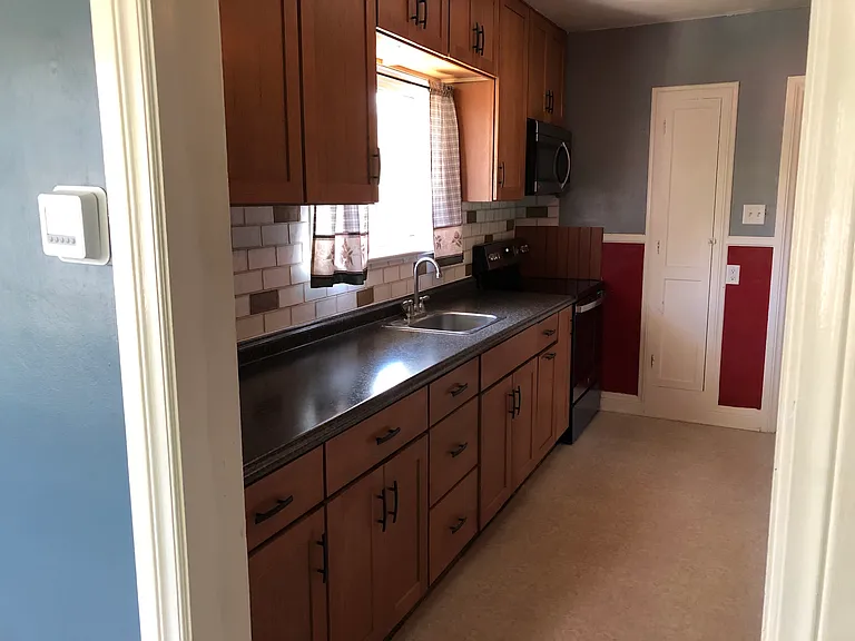 Kitchen (sink area)