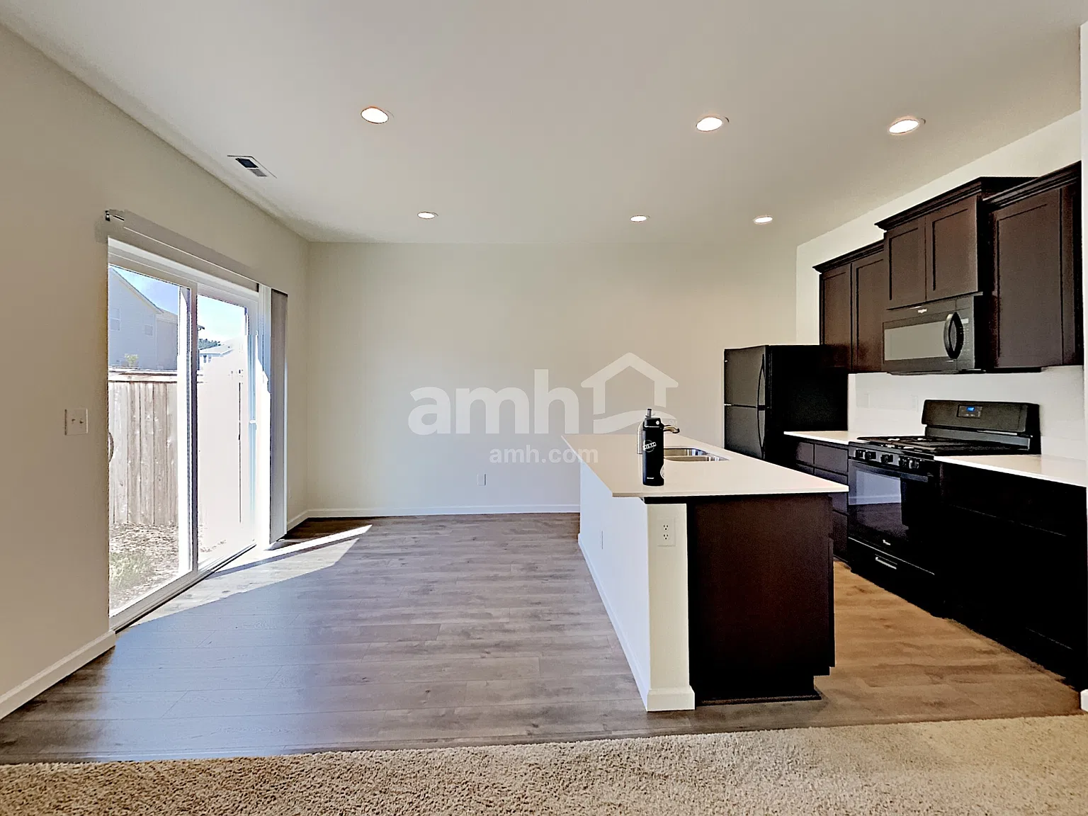3 bed, 2.0 bath, 1273 sqft, $2,905 — Photo 4