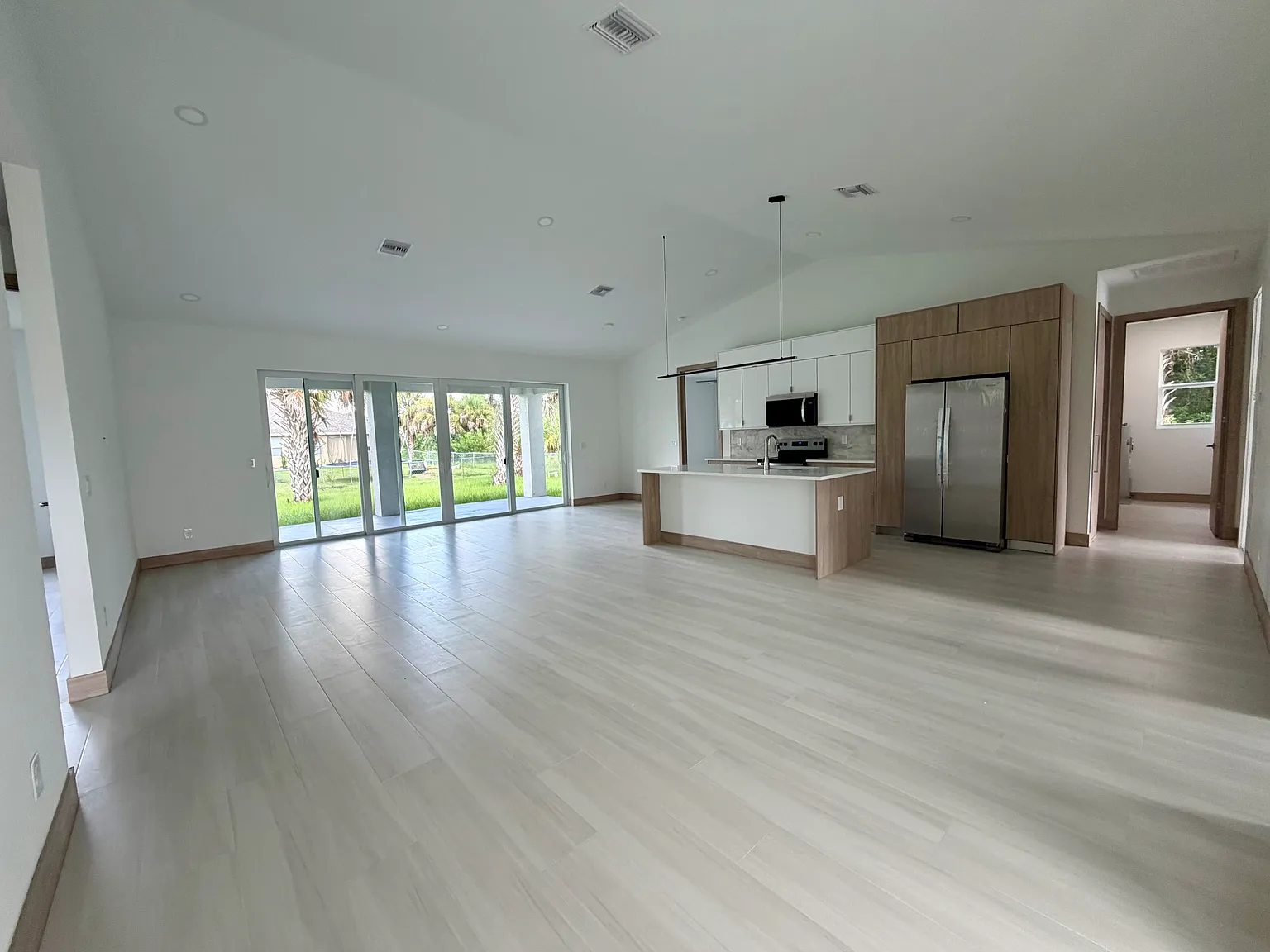 4 bed, 2468 sqft, $2,800 — Photo 4
