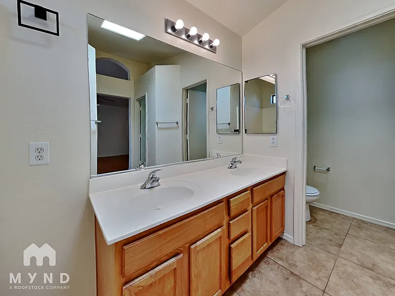 10524 W Almeria Rd — Photo 18