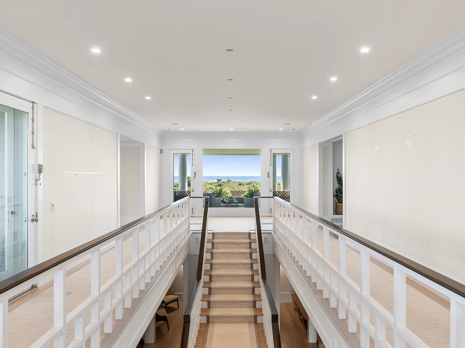 Prime Southampton Oceanfront Estate with Pond Views — Photo 4