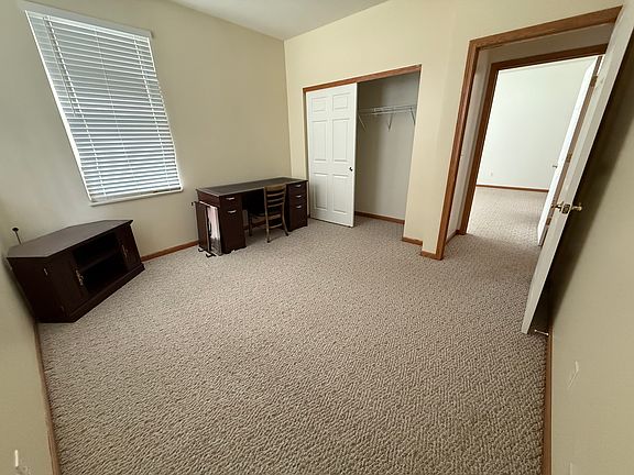 4th image of 401 River Glen Dr NE
