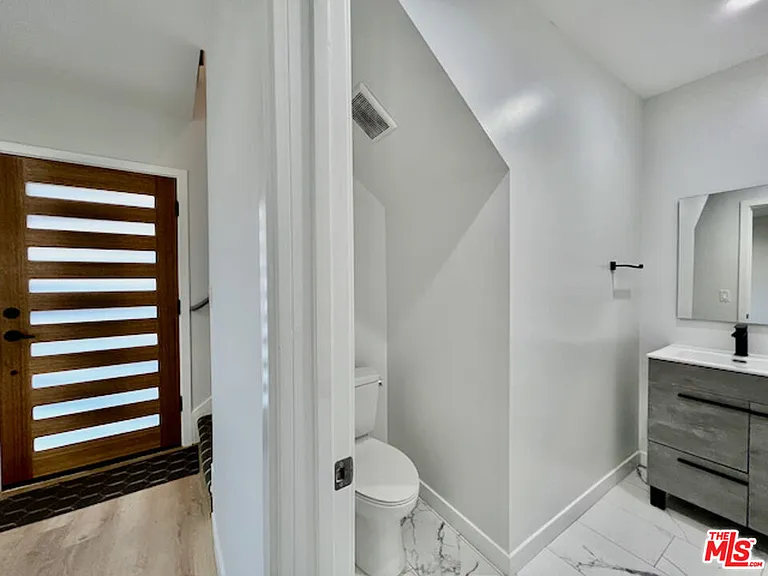 901 S Barrington Ave — Photo 12