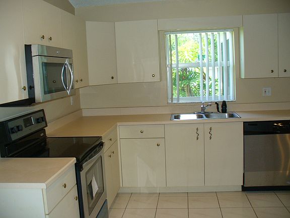 5th image of 64 Providence Ln