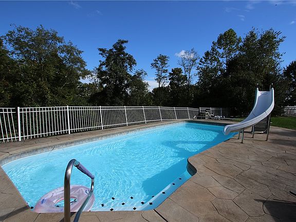 2nd image of 219 Parkridge Pl