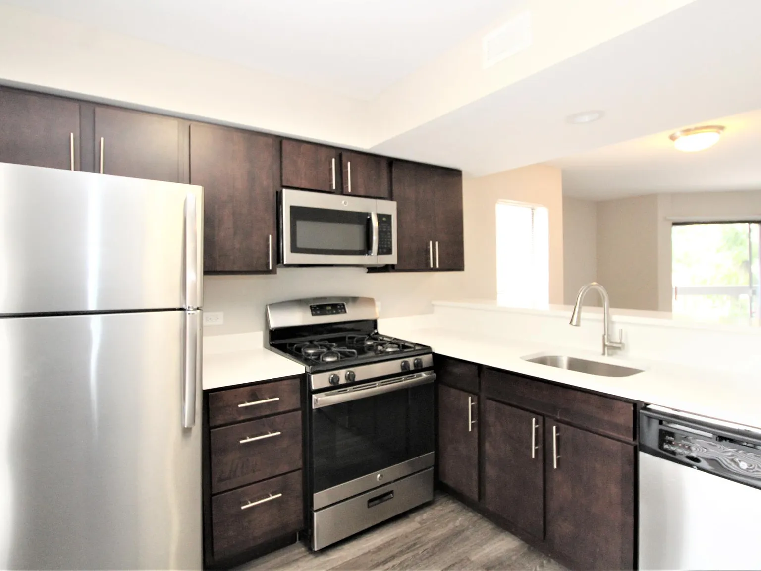 1 bed, 700 sqft, $3,162 — Photo 2