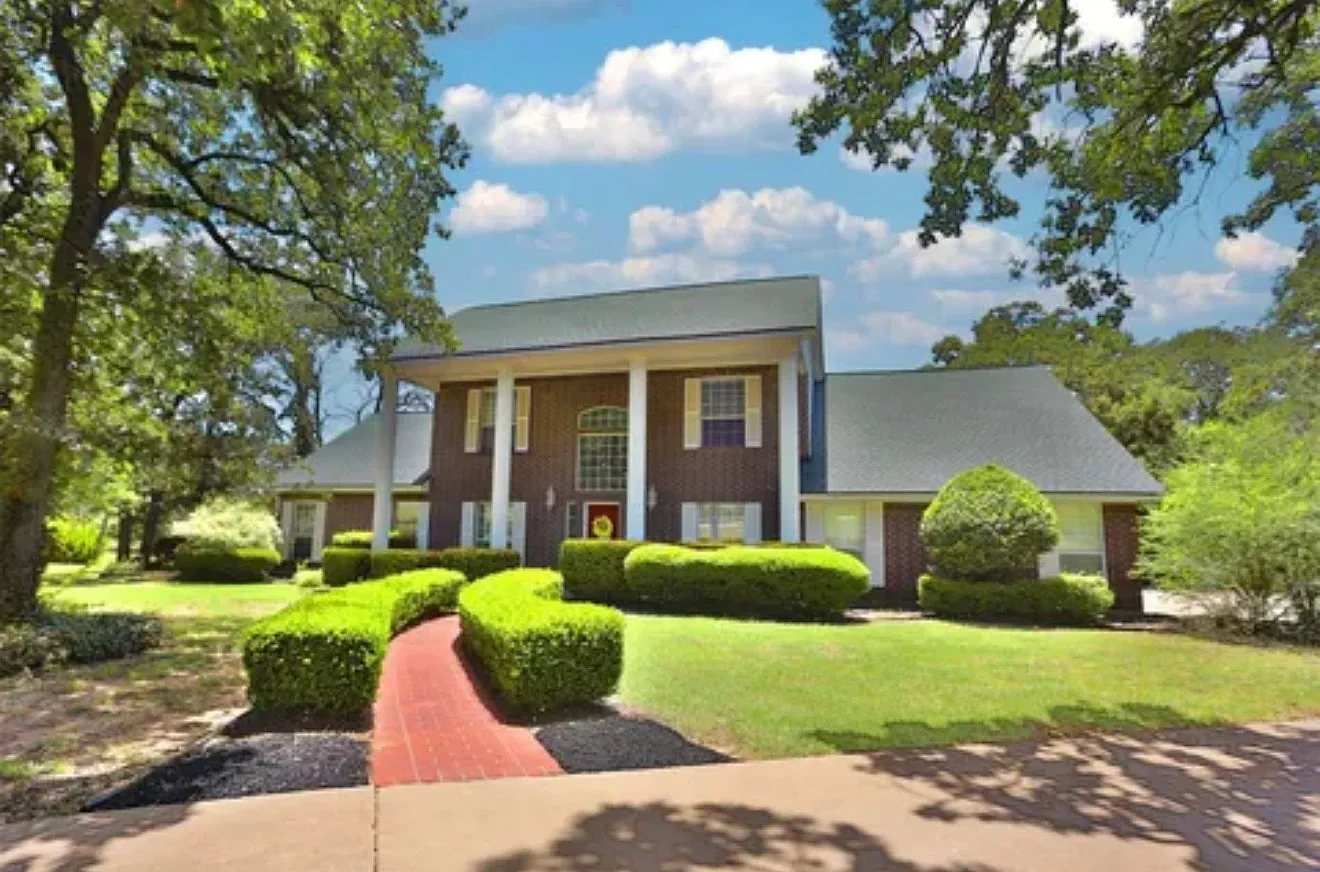 3 bed, 2338 sqft, $4,400 — Photo 1