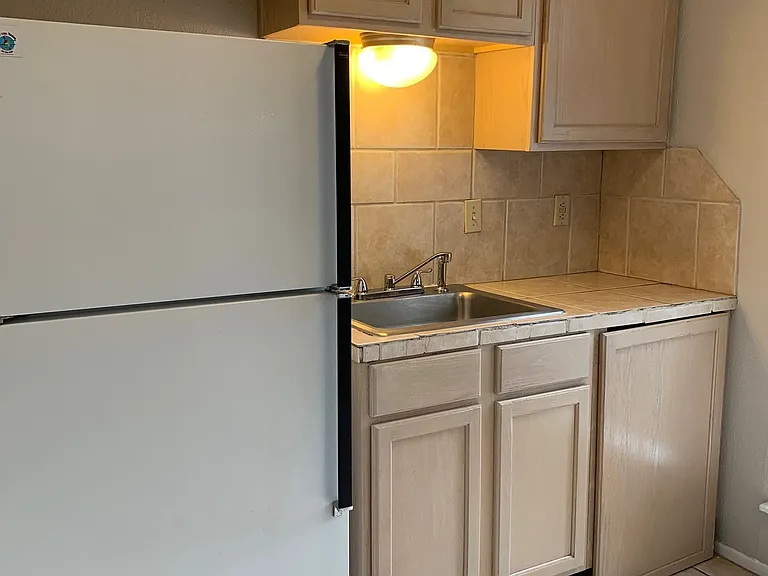 105 E 38th St #303 — Photo 11