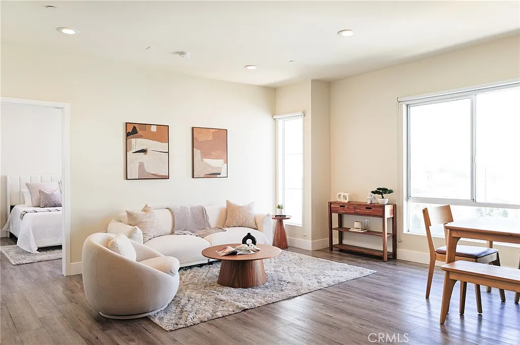 3 bed, 1327 sqft, $3,600 — Photo 3