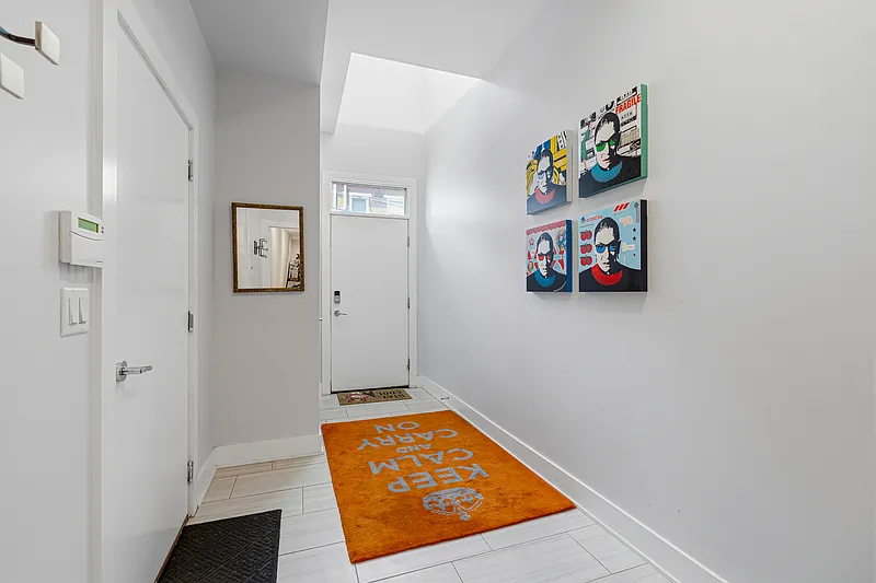 3 bed, 2.5 bath, 2342 sqft, $4,975 — Photo 3