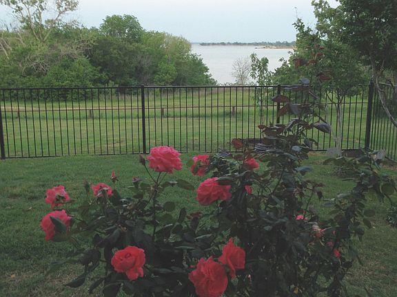 3rd image of 913 Lake Bluff Dr