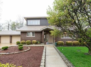 2 Norton Dr, Lemont, IL 60439