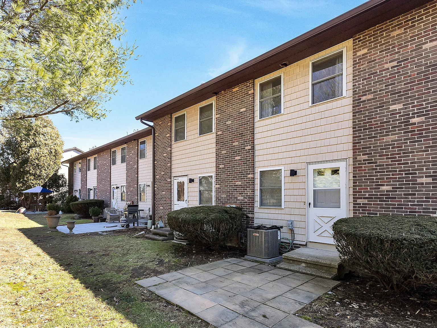 2 bed, 1.5 bath, 930 sqft, $2,950 — Photo 2