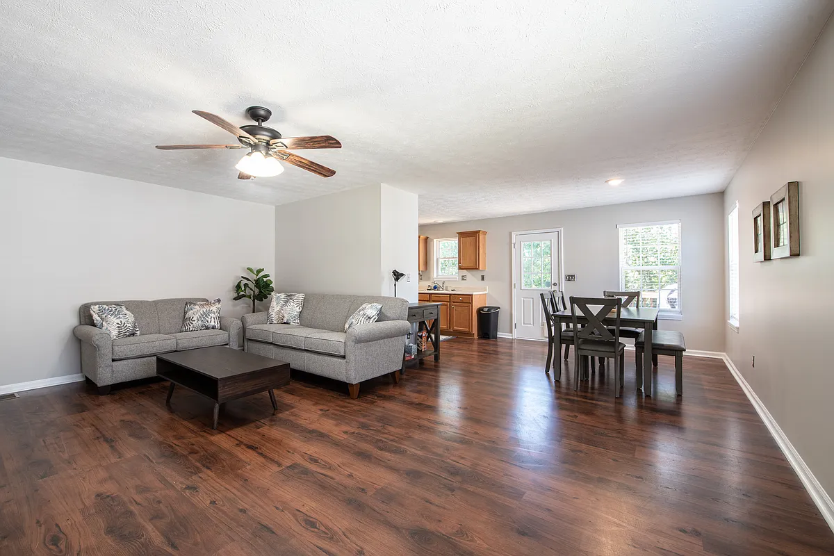 Building Photo - Hollyhock Ln