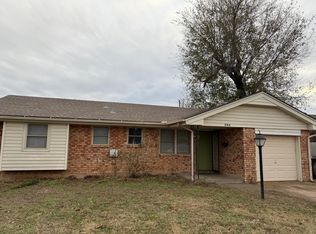 944 W Main St, Moore, OK 73160
